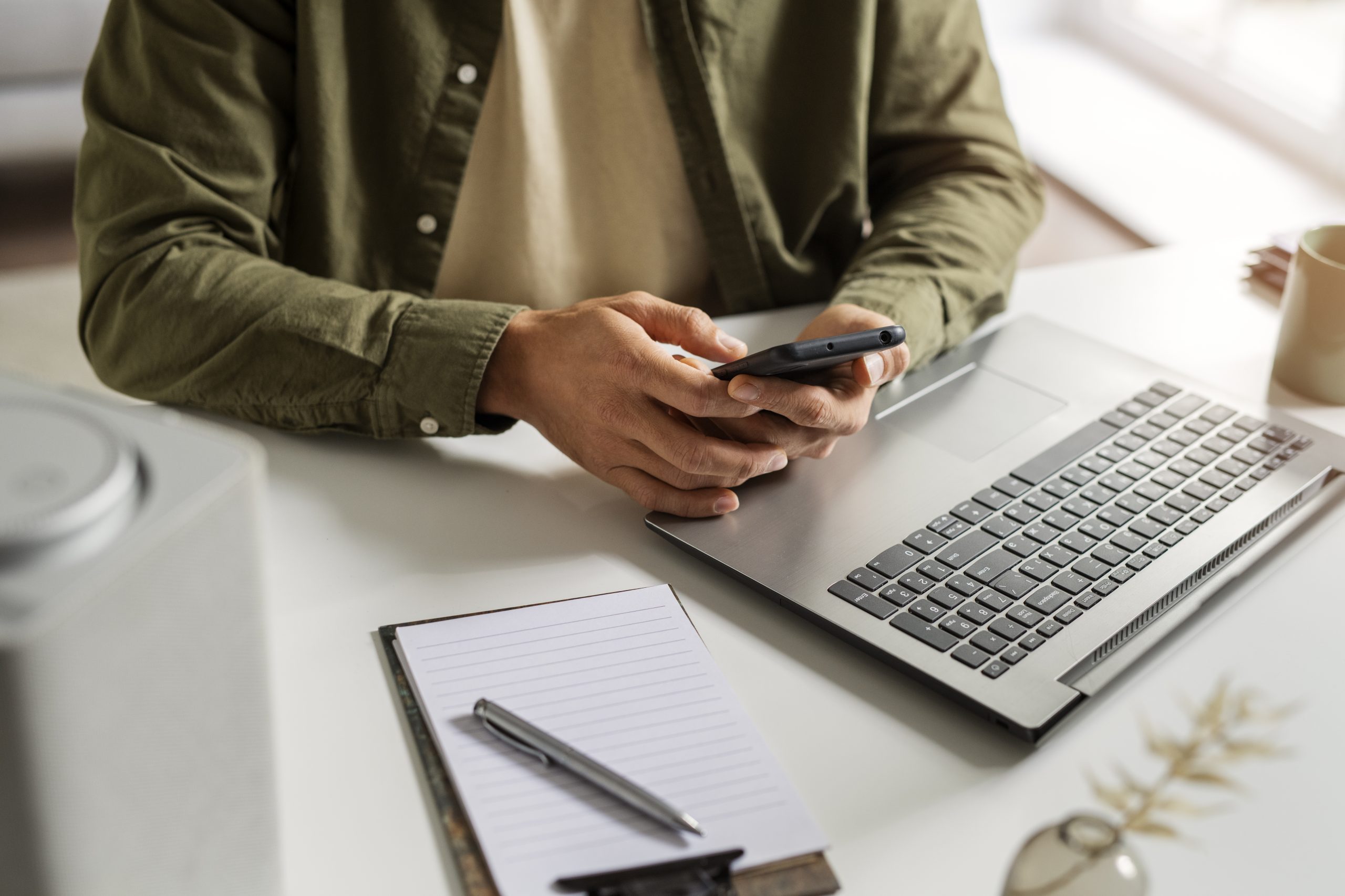 hombre de alto angulo con telefono inteligente scaled