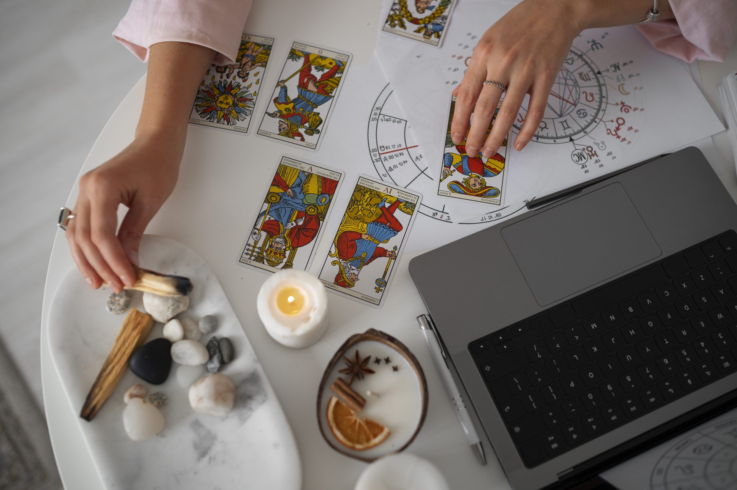 mujer de alto angulo leyendo tarot con laptop scaled